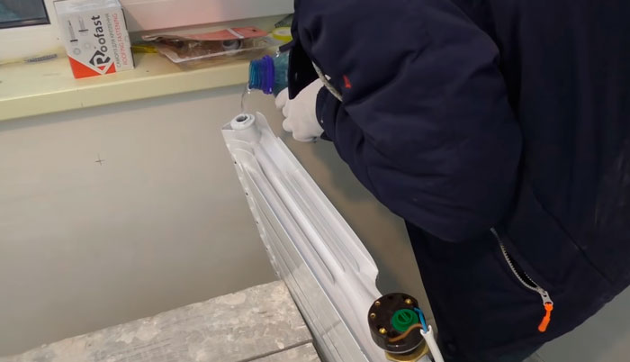 заполнение радиатора с тэном водой сколько нужно
