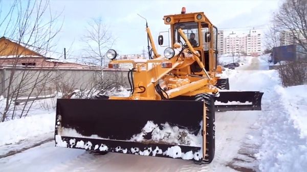 Автогрейдер ДЗ-180 в работе